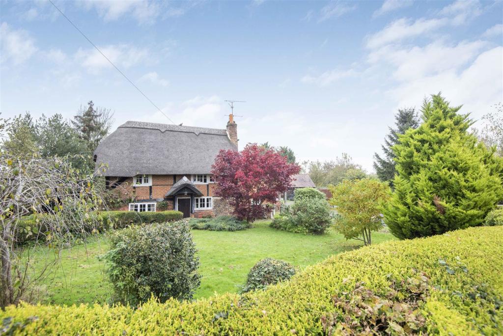 Chazey_Heath_Mapledurham_Reading_£800_000_.jpg